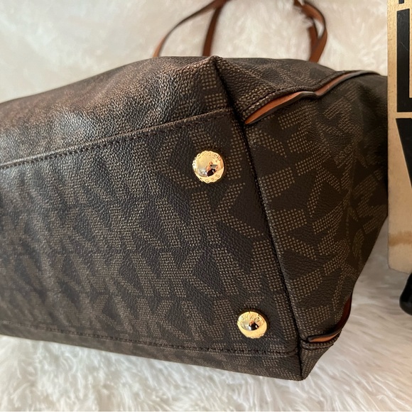Michael Kors large Harper East West Signature Tote Handbag - LIKE NEW! - Picture 8 of 14
